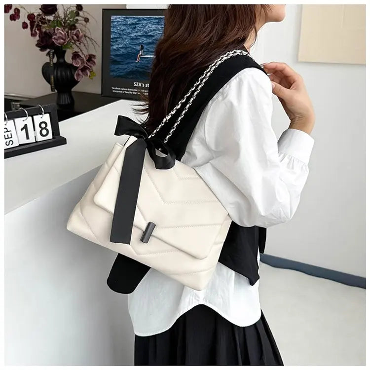 Luxury Women's Tote Bag Made Of Fine Leather Boasting Famous Designer Inspired And Casual Vintage Commuter Style