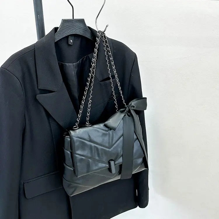 Luxury Women's Tote Bag Made Of Fine Leather Boasting Famous Designer Inspired And Casual Vintage Commuter Style