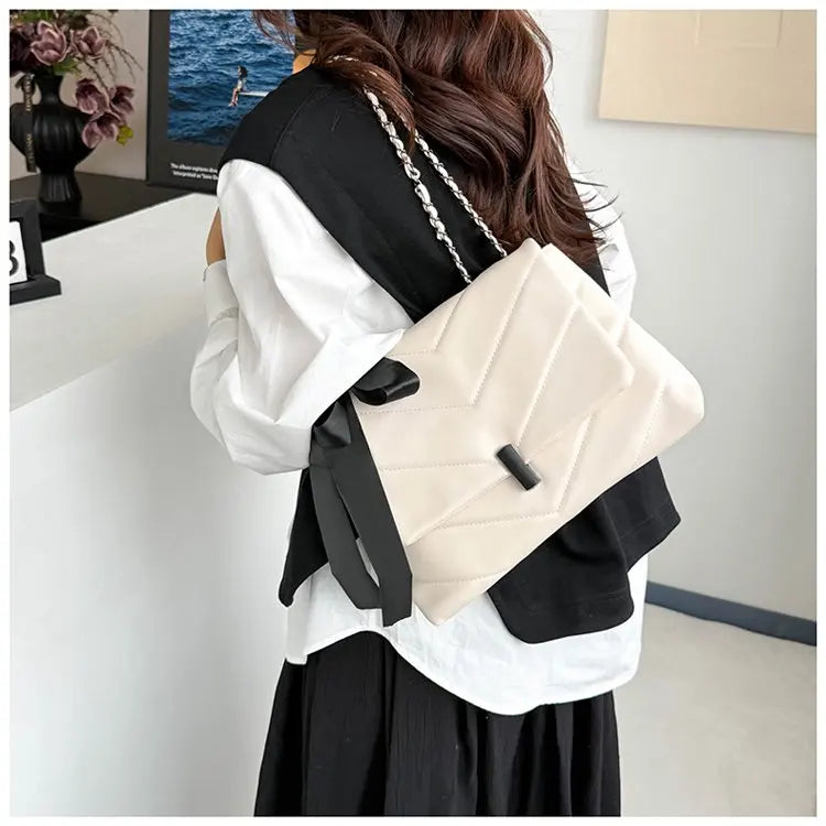 Luxury Women's Tote Bag Made Of Fine Leather Boasting Famous Designer Inspired And Casual Vintage Commuter Style