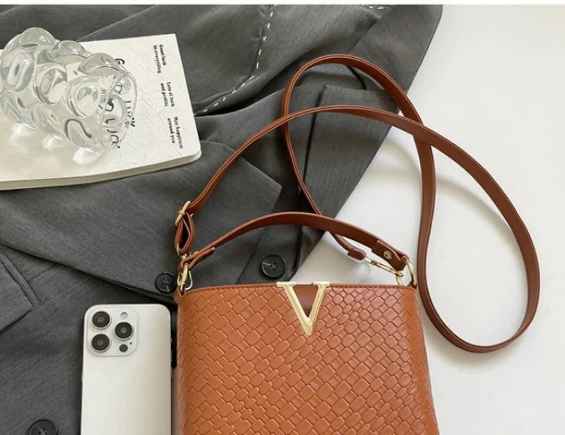Luxury Women's Tote Bag, Chic V Shaped Stylish Pu Leather Bucket Bag, Top Cover Handbag Women Shoulder Crossbody Bags for Woman
