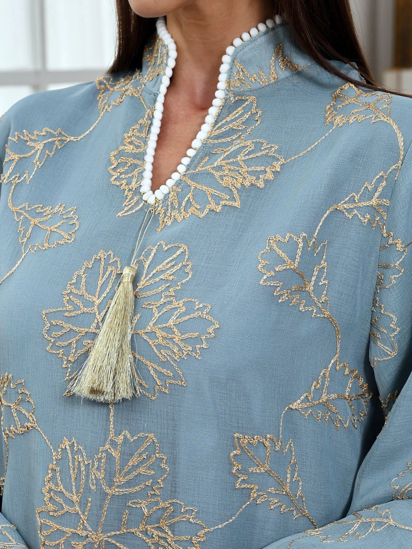 New Muslim Light Abaya Embellished with Golden Leaf Tassel Adornment for Daily Wear and Festive Occasions in Islamic Communities