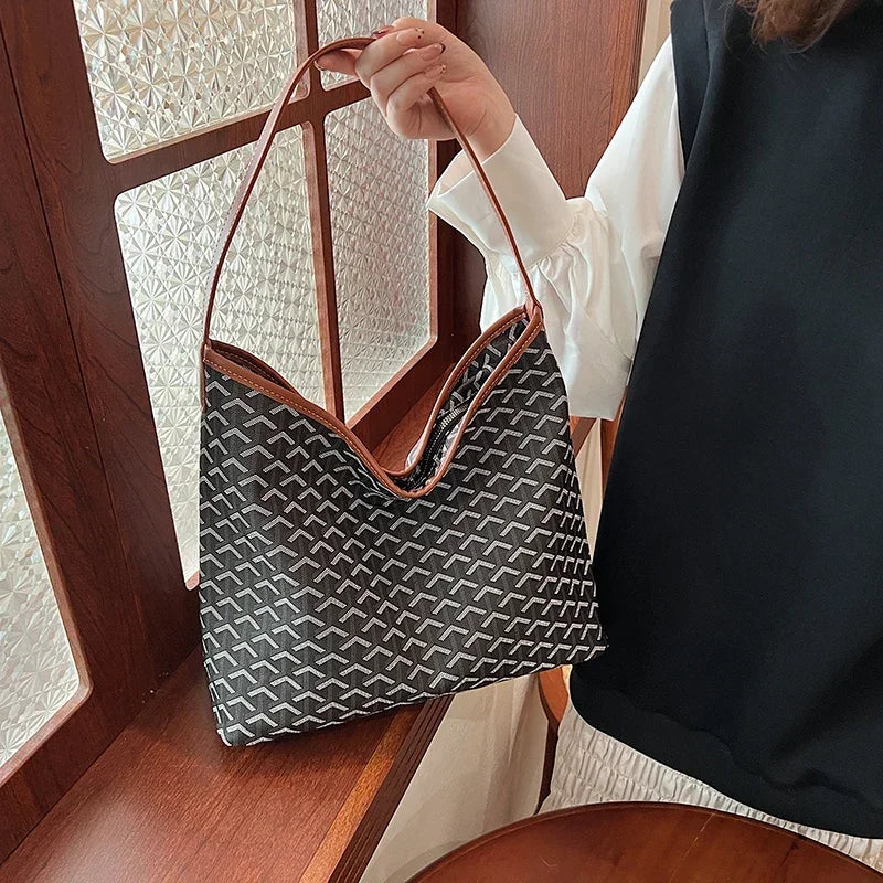 Luxury Designer Paris Fashion Tote Bag With Large Capacity And Trendy Design Ideal For Women Messenger Purse