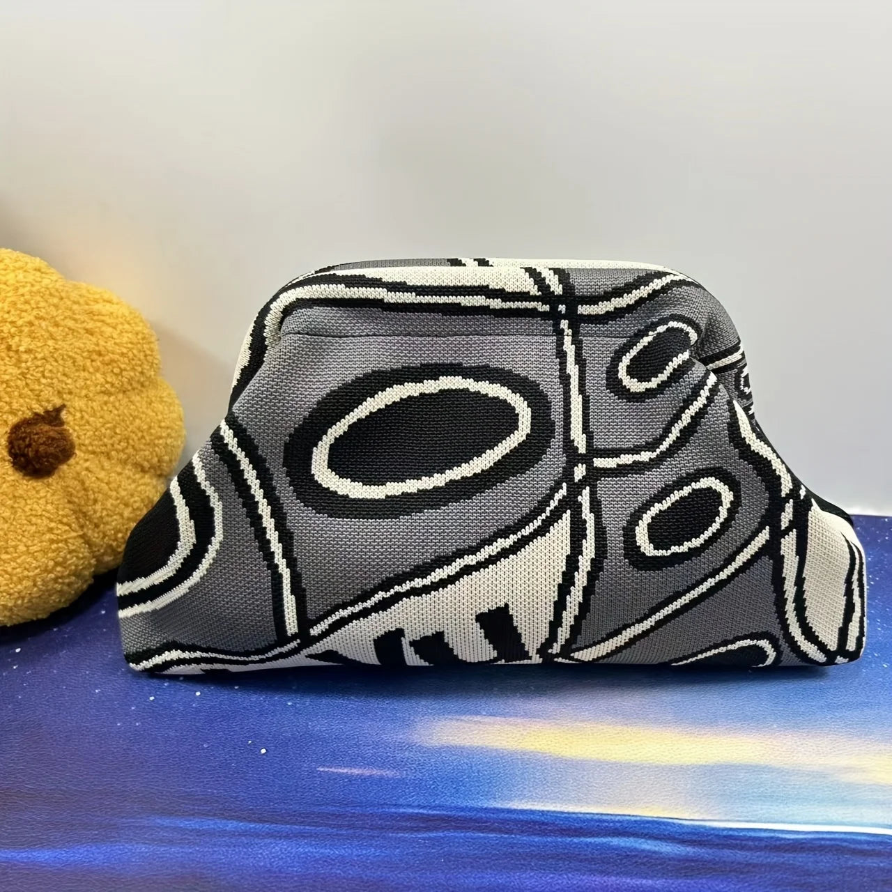 Trendy knitted clip bag versatile large capacity suitable for storage bags New high-end pattern clutch bag