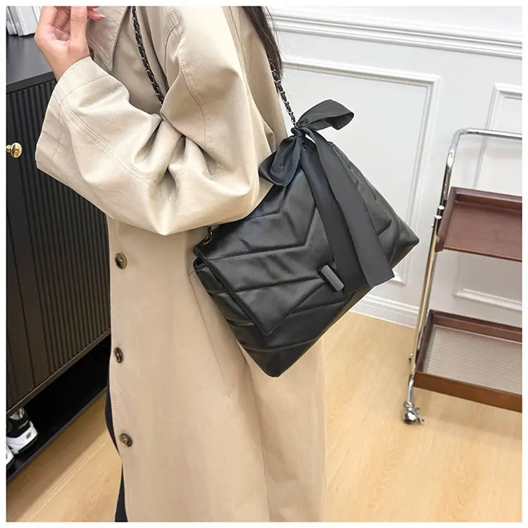 Luxury Women's Tote Bag Made Of Fine Leather Boasting Famous Designer Inspired And Casual Vintage Commuter Style