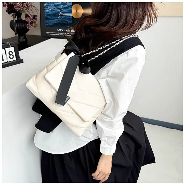 Luxury Women's Tote Bag Made Of Fine Leather Boasting Famous Designer Inspired And Casual Vintage Commuter Style