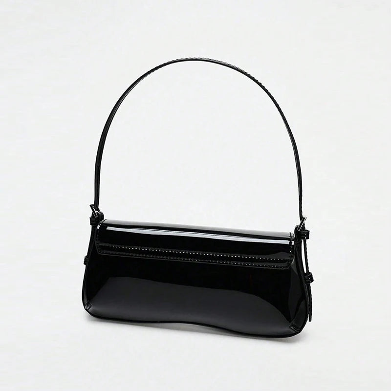 Classic fashion retro style shoulder bag, fashionable, simple, with personalized exquisite pendant.