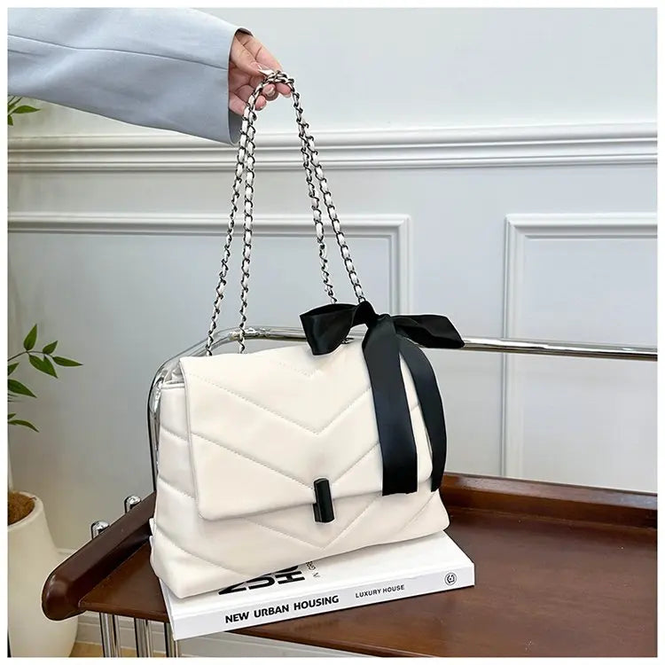 Luxury Women's Tote Bag Made Of Fine Leather Boasting Famous Designer Inspired And Casual Vintage Commuter Style