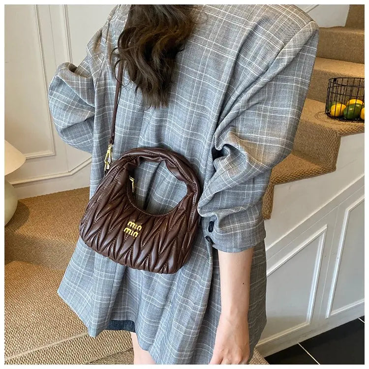 Luxury Women's Tote Bag Made Of Fine Leather Boasting Casual Simple Vintage And Paris Trendy Chic Look