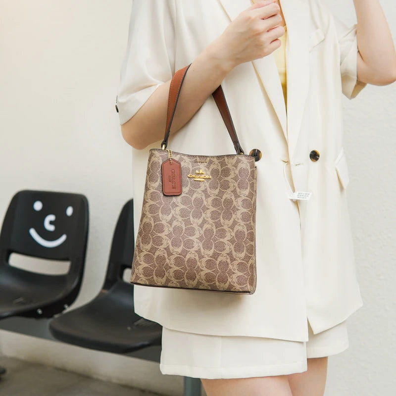 Stylish Clutch Mini Bag Casual Simple Vintage Fashionable For Women With Letter Logo And Leather Luxury