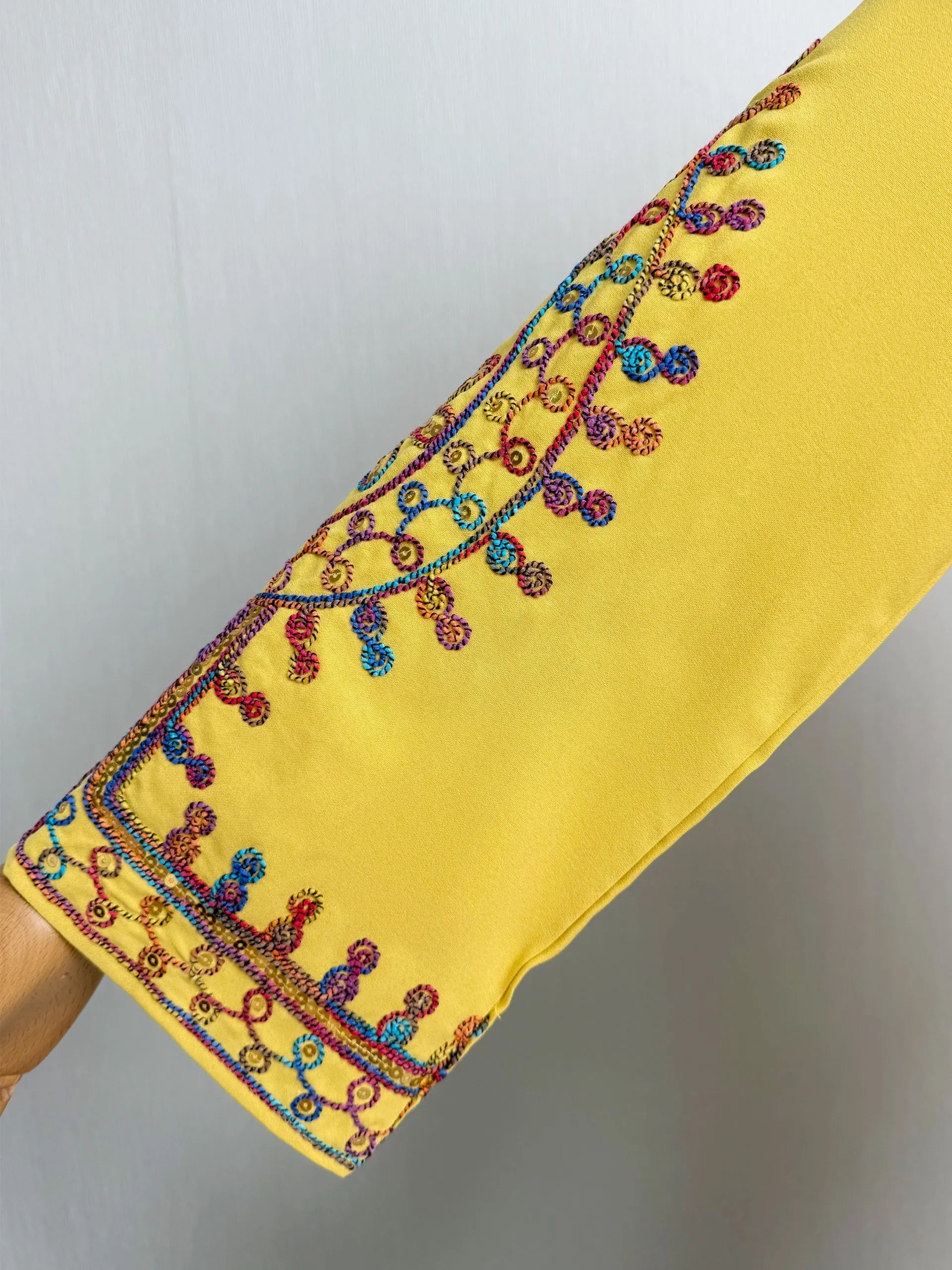Dubai 2025 Hot Sell Moroccan Islam Women Style Yellow Abaya Intricate Hand Embroidered Patterns for Arabian Cultural Gatherings