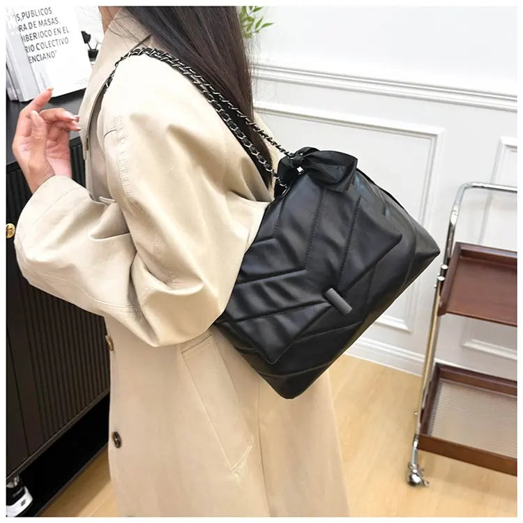 Luxury Women's Tote Bag Made Of Fine Leather Boasting Famous Designer Inspired And Casual Vintage Commuter Style