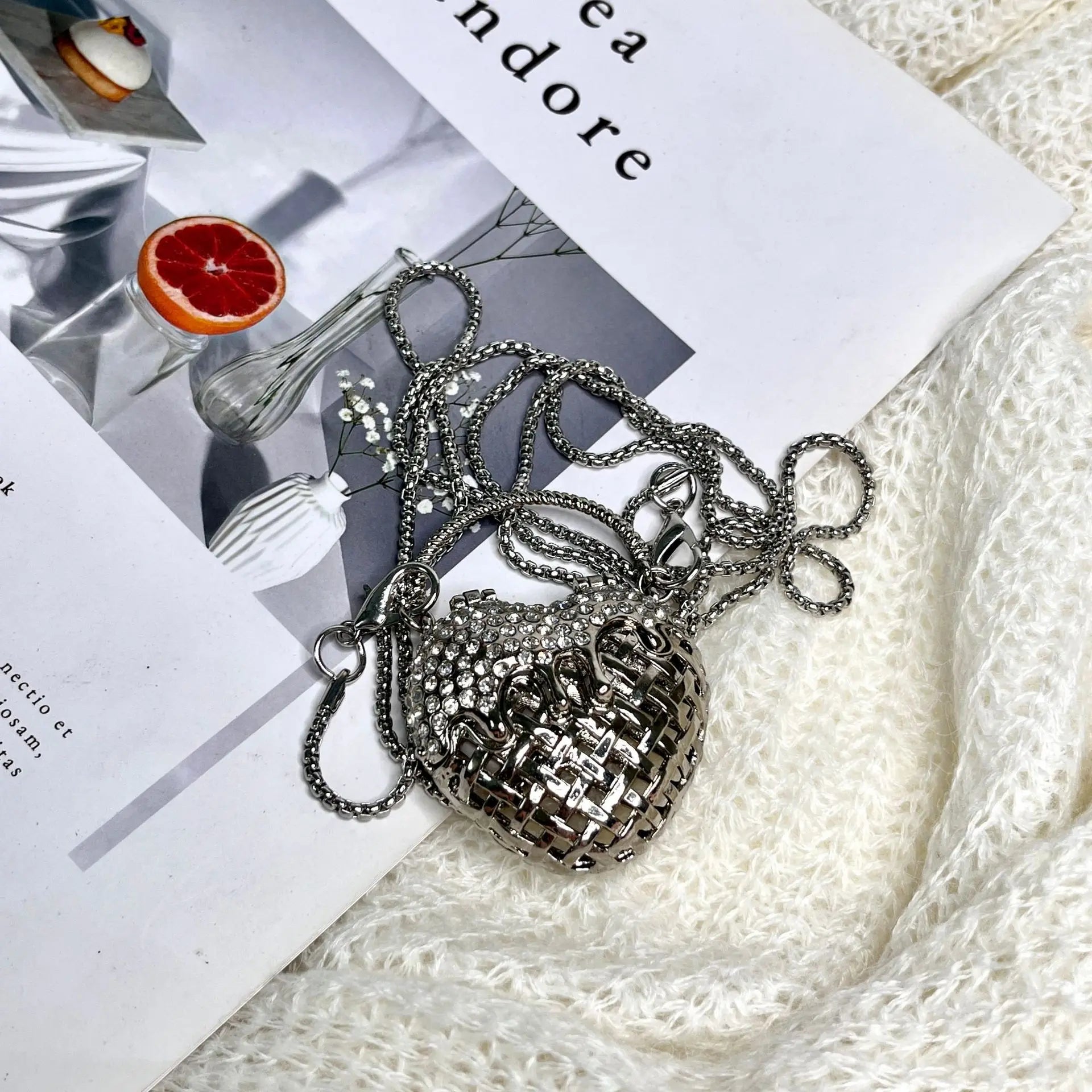 Designer hollowed out heart shaped dinner bagS for women fashionable metal style shoulder bag  mini accessory bag