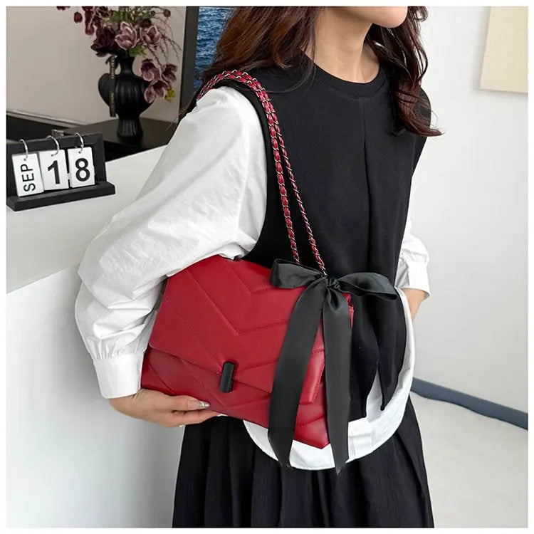 Luxury Women's Tote Bag Made Of Fine Leather Boasting Famous Designer Inspired And Casual Vintage Commuter Style