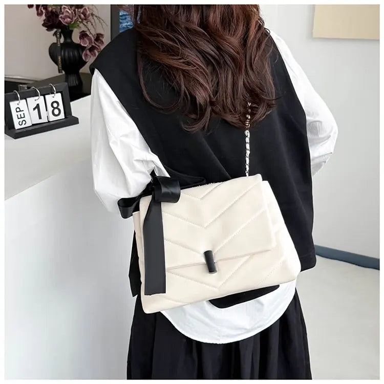 Luxury Women's Tote Bag Made Of Fine Leather Boasting Famous Designer Inspired And Casual Vintage Commuter Style