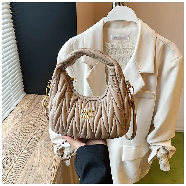 Luxury Women's Tote Bag Made Of Fine Leather Boasting Casual Simple Vintage And Paris Trendy Chic Look