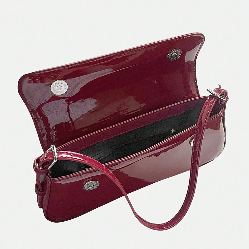 Classic fashion retro style shoulder bag, fashionable, simple, with personalized exquisite pendant.