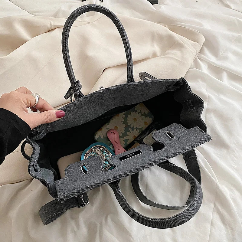 Classic Leather Messenger Bag for Ladies, Crossbody Carry Handbag, Popular and Elegant Luxury Brand