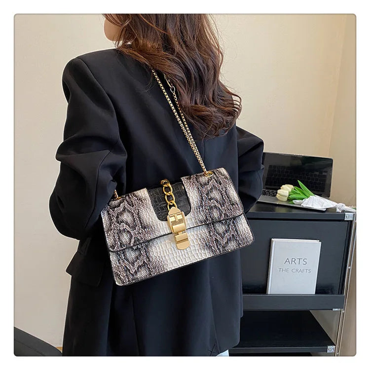 Luxury Designer Brand Bolsa New Fashion Personality Hand Bill Shoulder Bag for Women Crossbody Small Square Bag hot sale