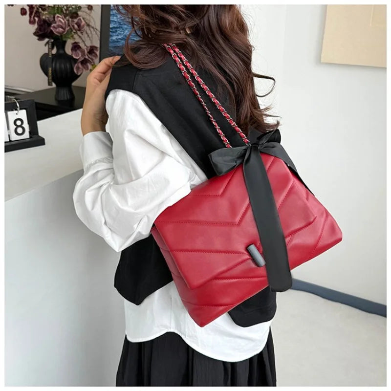 Luxury Women's Tote Bag Made Of Fine Leather Boasting Famous Designer Inspired And Casual Vintage Commuter Style