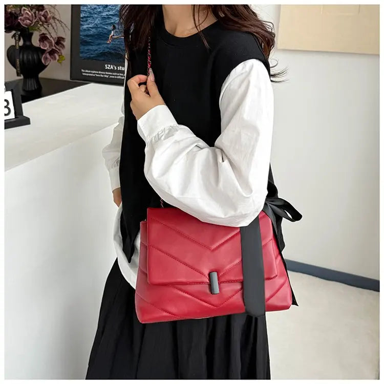 Luxury Women's Tote Bag Made Of Fine Leather Boasting Famous Designer Inspired And Casual Vintage Commuter Style