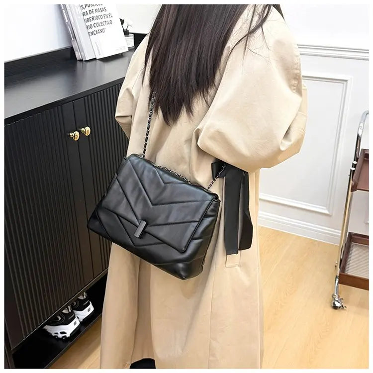 Luxury Women's Tote Bag Made Of Fine Leather Boasting Famous Designer Inspired And Casual Vintage Commuter Style